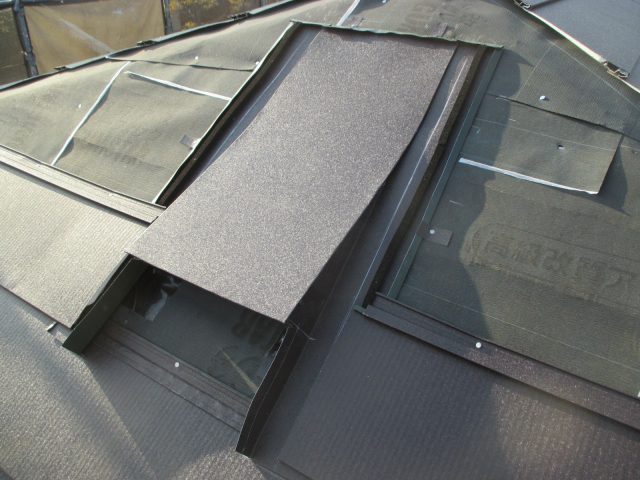 明石市のカバー工事における屋根換気周り処理